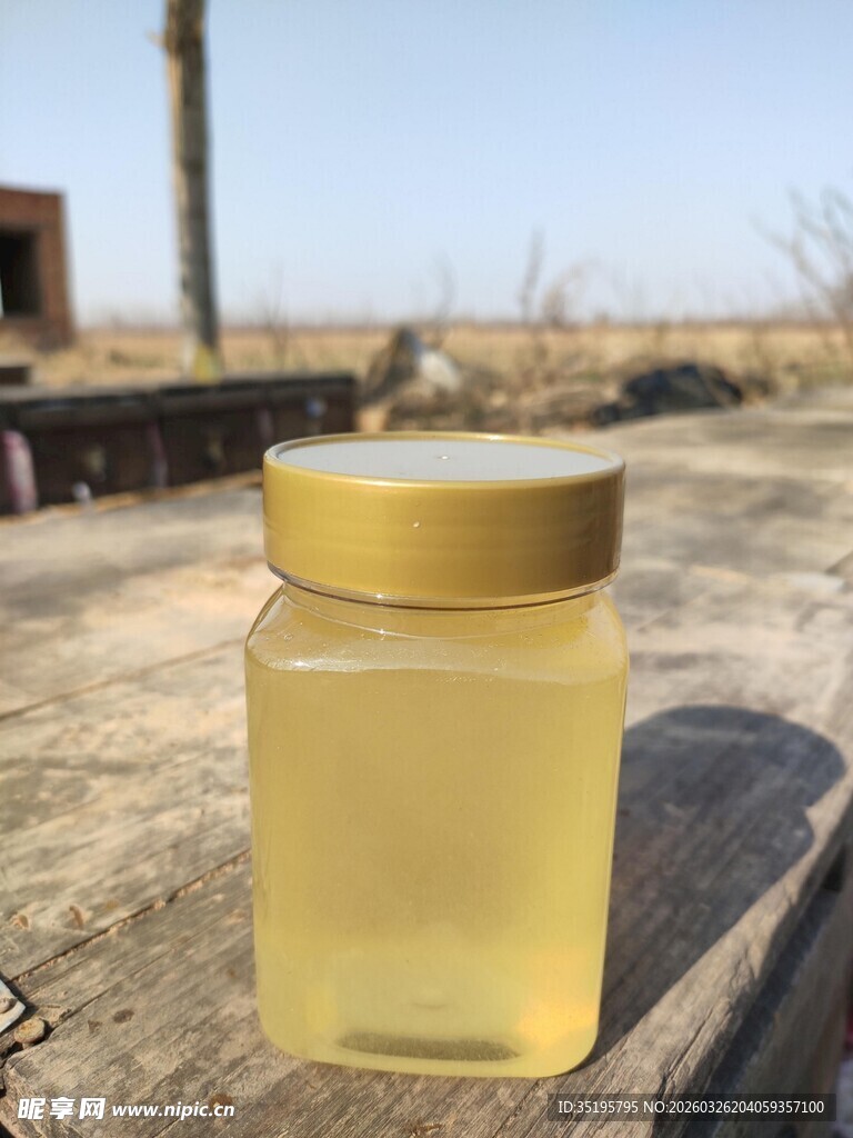 罐装蜂蜜置于户外石台上