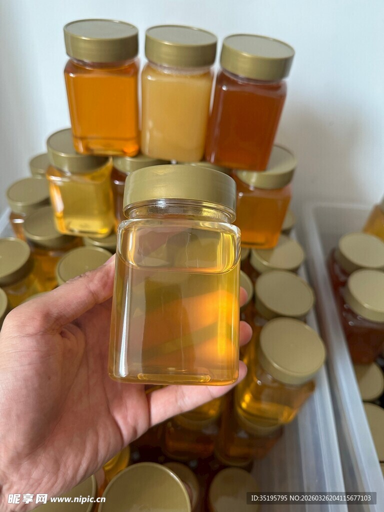 手持蜂蜜罐多样蜂蜜展示