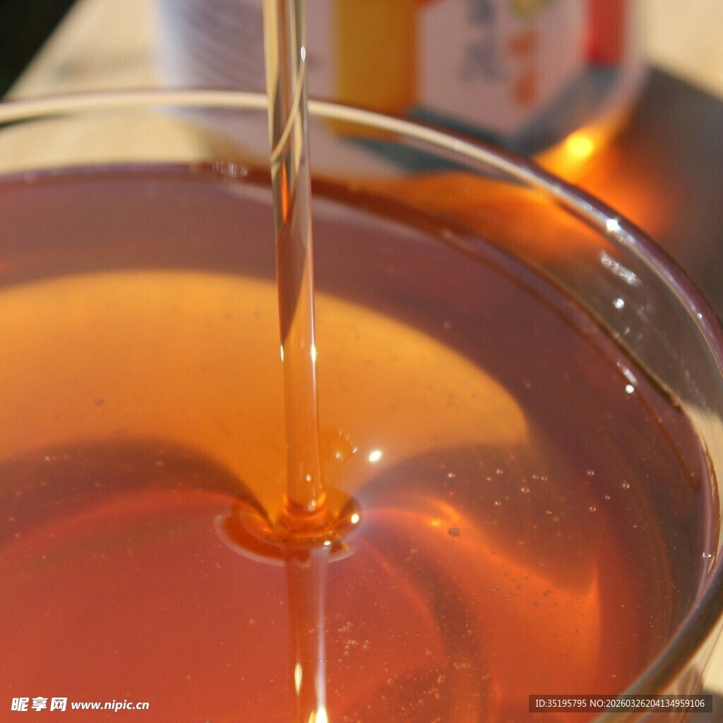 蜂蜜缓缓倒入容器中