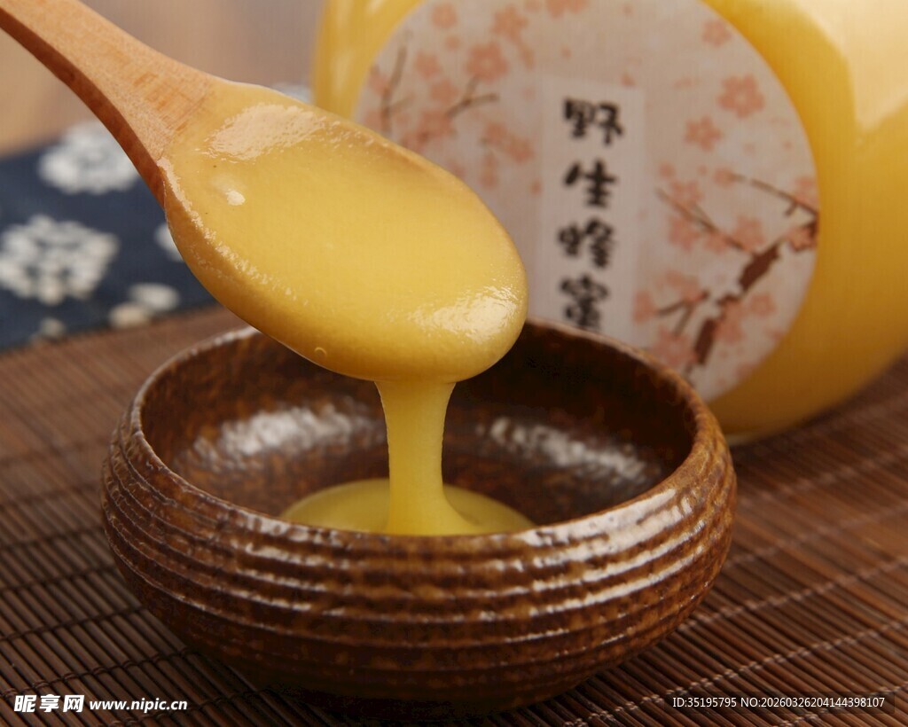 天然蜂蜜从勺缓缓流入碗中