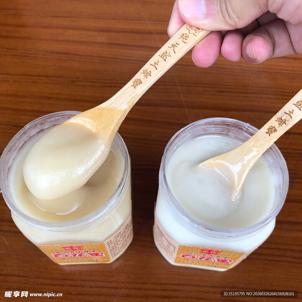 木勺舀取罐装蜂蜜画面