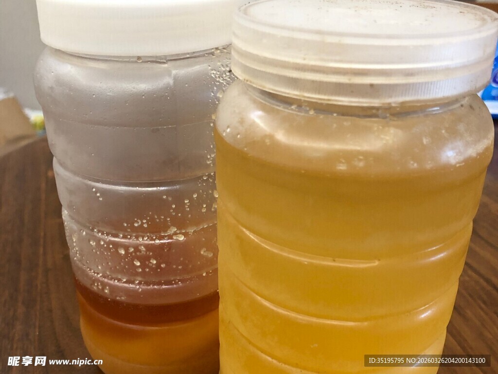 两罐不同色泽的蜂蜜