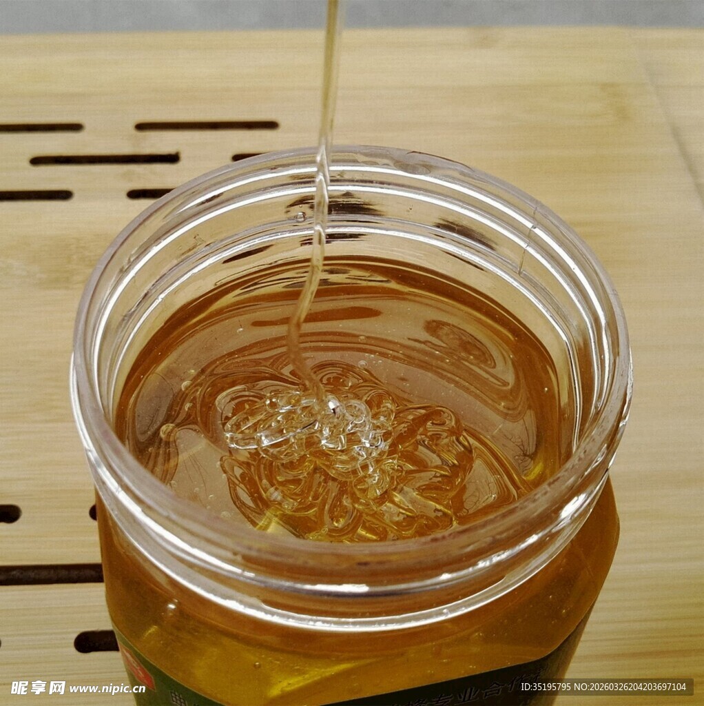 蜂蜜缓缓倒入玻璃罐中