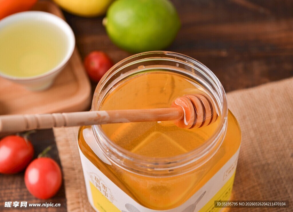 木桌上的蜂蜜与鲜果