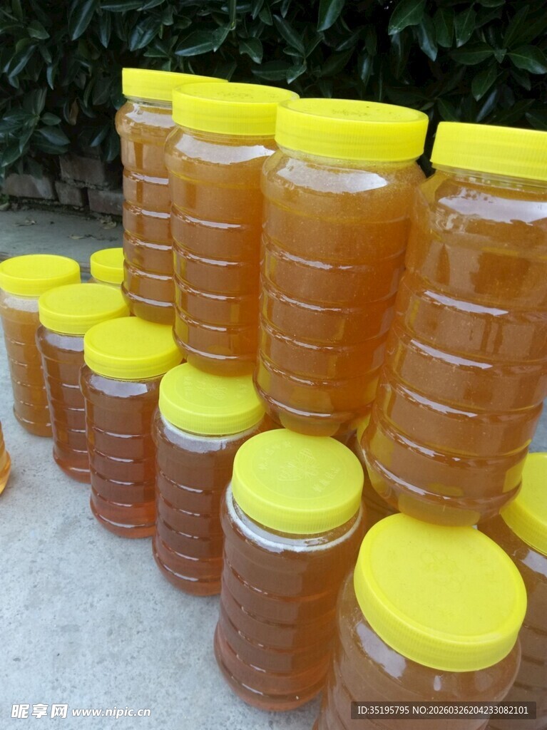 罐装蜂蜜整齐排列展示