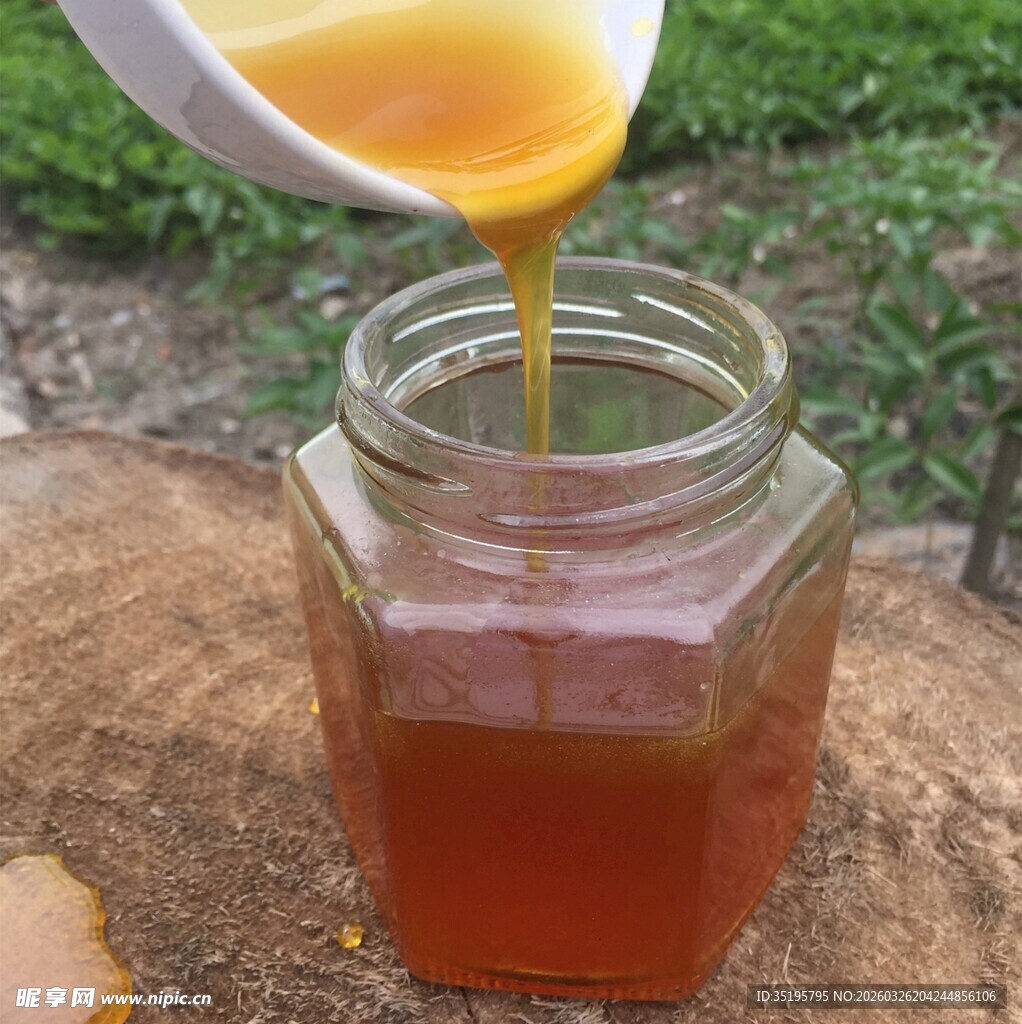 蜂蜜倒入玻璃罐瞬间