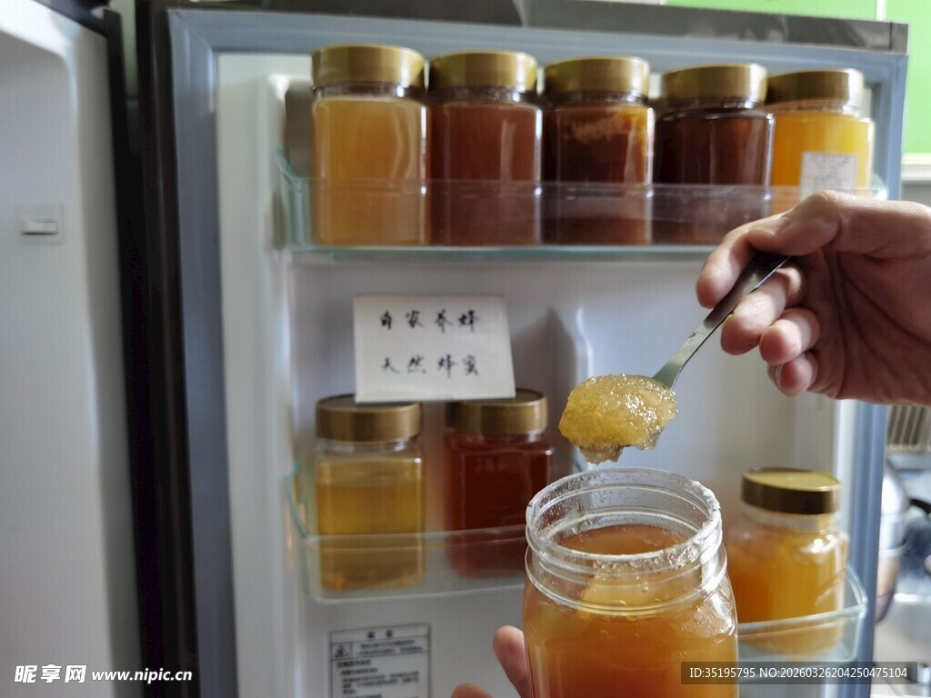 从冰箱取蜂蜜的瞬间