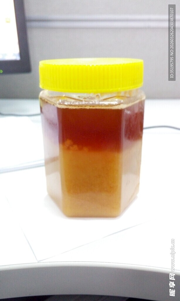 蜂蜜装于透明罐中