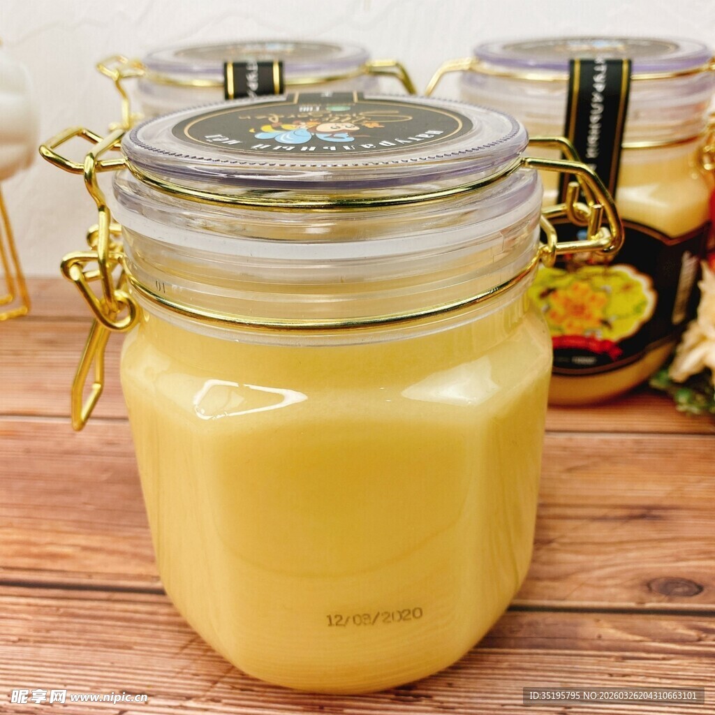 玻璃罐中的金黄蜂蜜