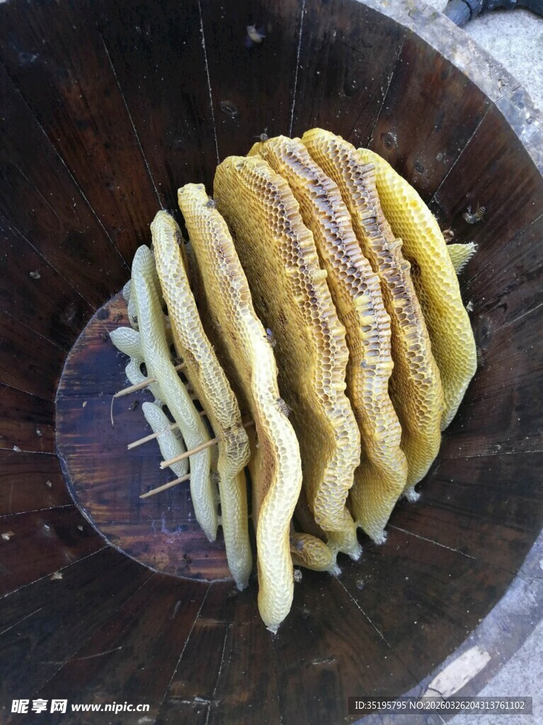 木碗中的美味油炸面食