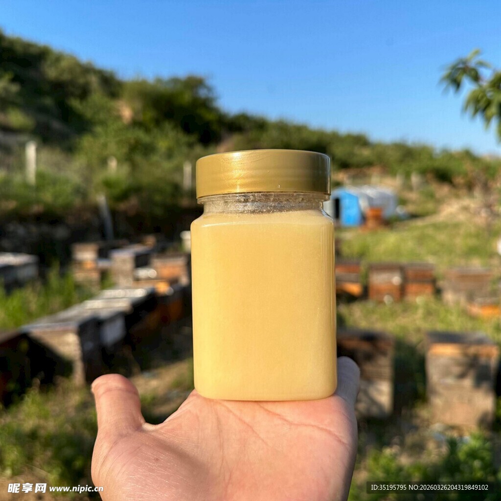 手捧天然蜂蜜罐