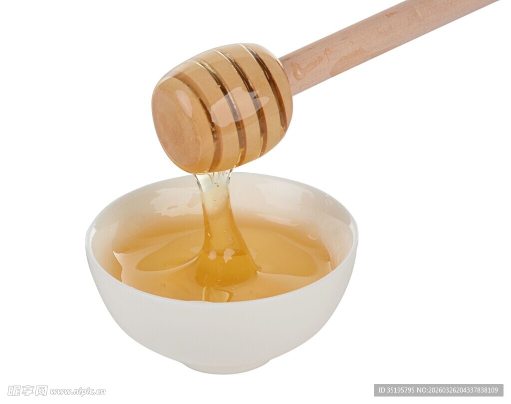 木勺舀蜂蜜倒入白碗中