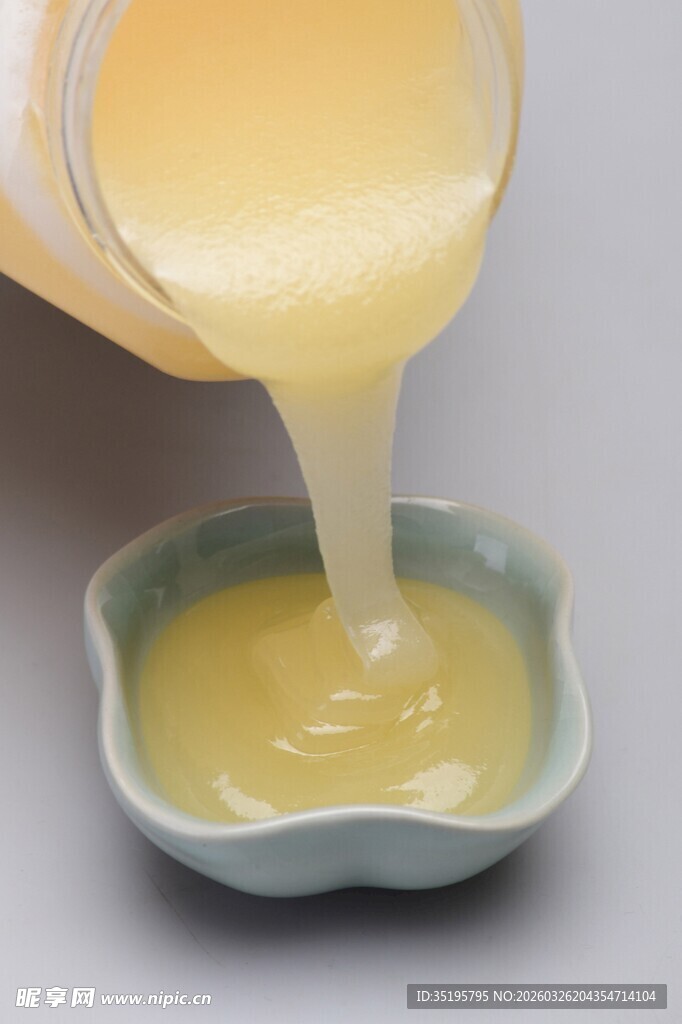 新鲜蛋液倒入碗中