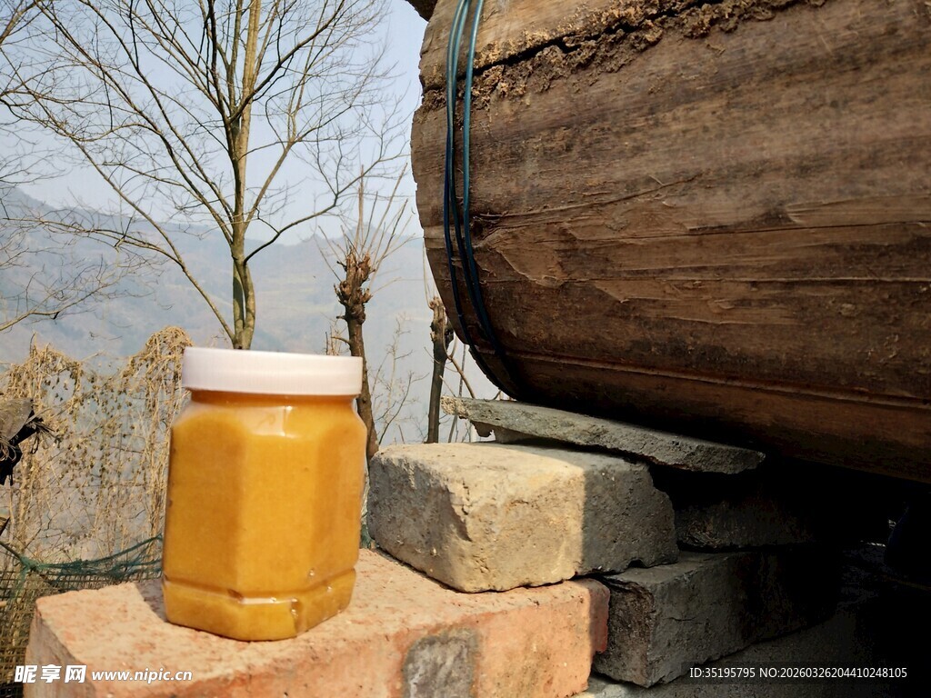 户外黄罐置于石堆旁