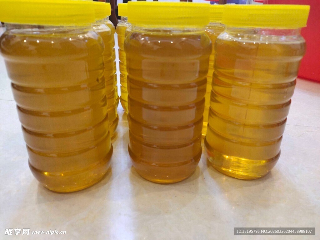 三瓶金黄蜂蜜待选购