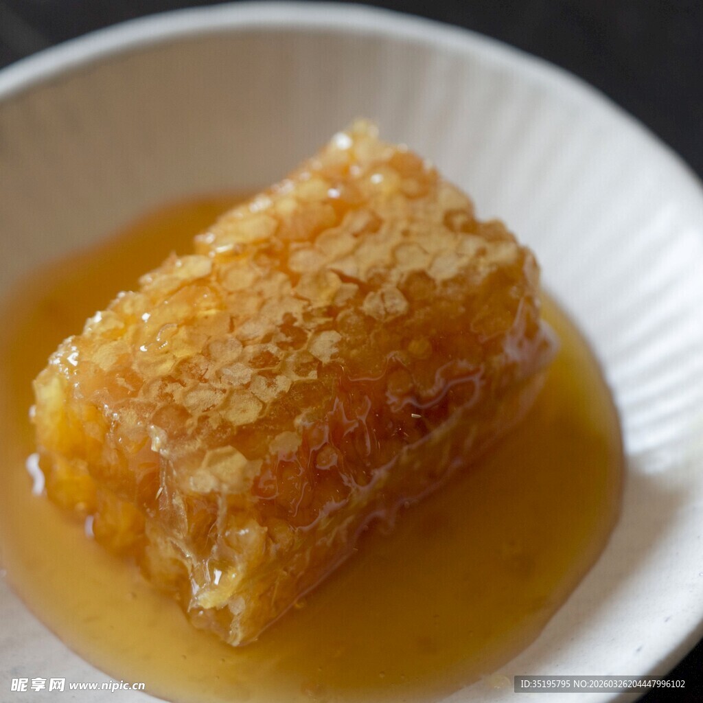 蜂巢蜜置于白盘