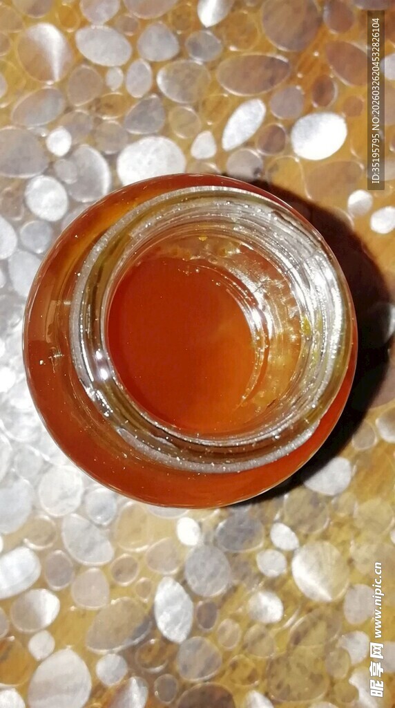 玻璃罐中的琥珀色液体