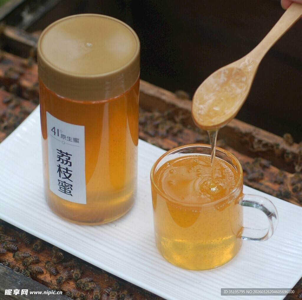 天然蜂蜜醇厚美味倾倒杯中