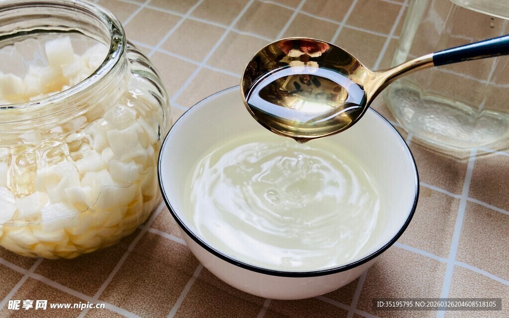 自制酸奶勺子舀取瞬间