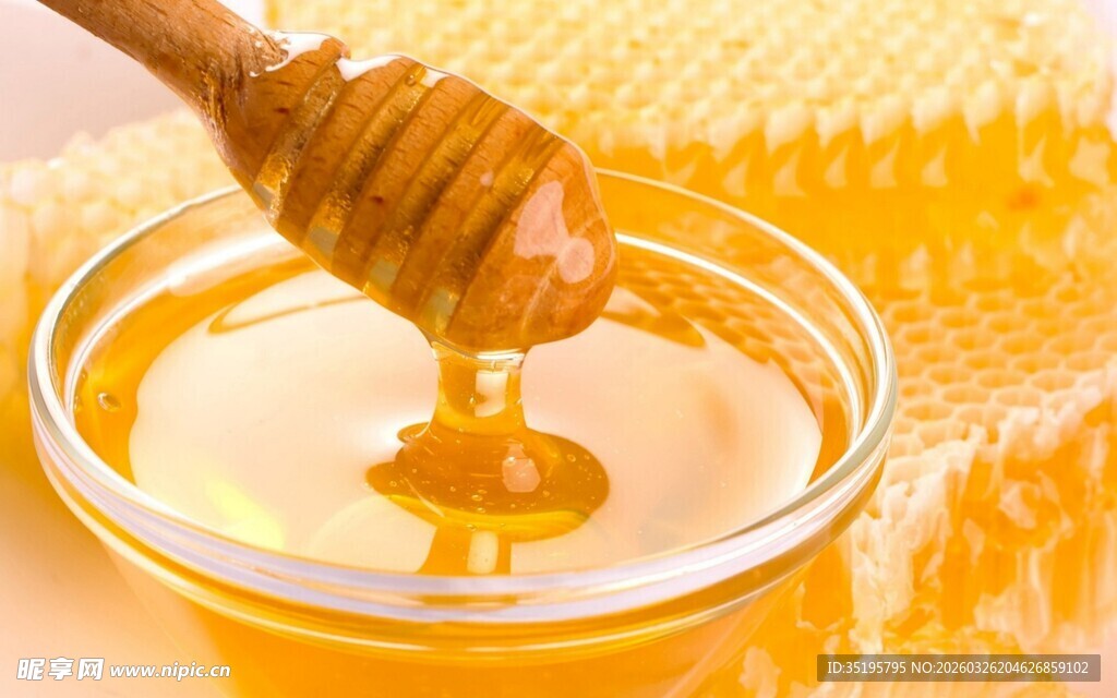 蜂蜜流淌在玻璃碗中