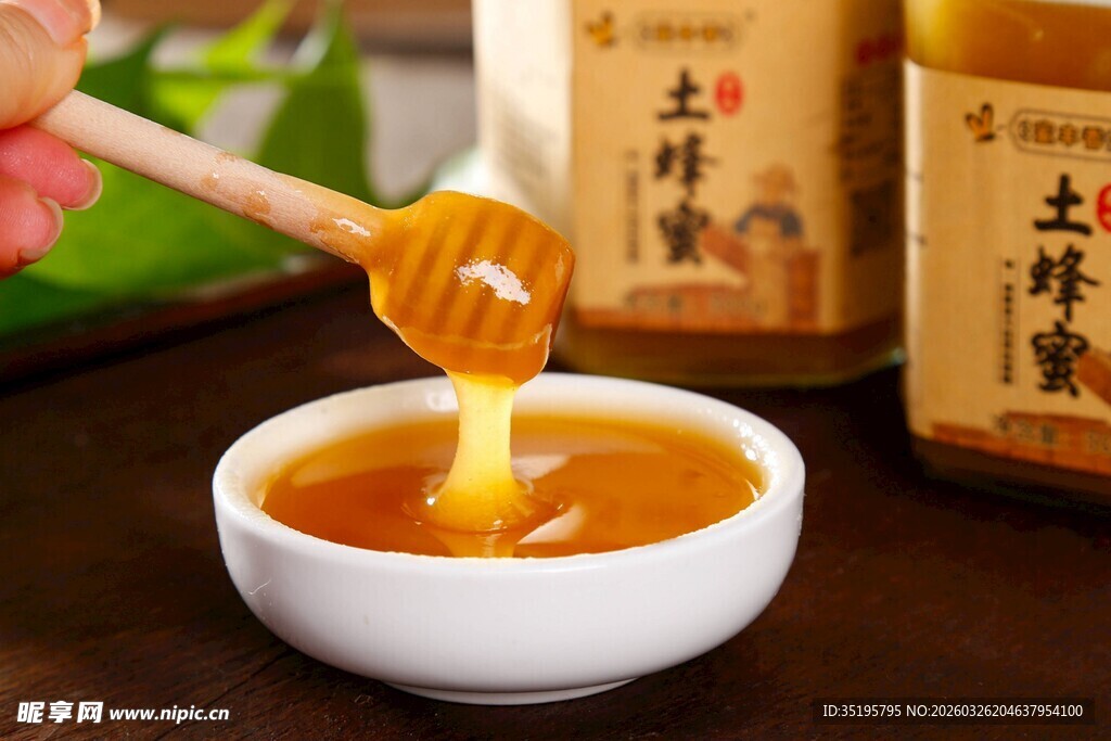土蜂蜜缓缓倒入白瓷碗中