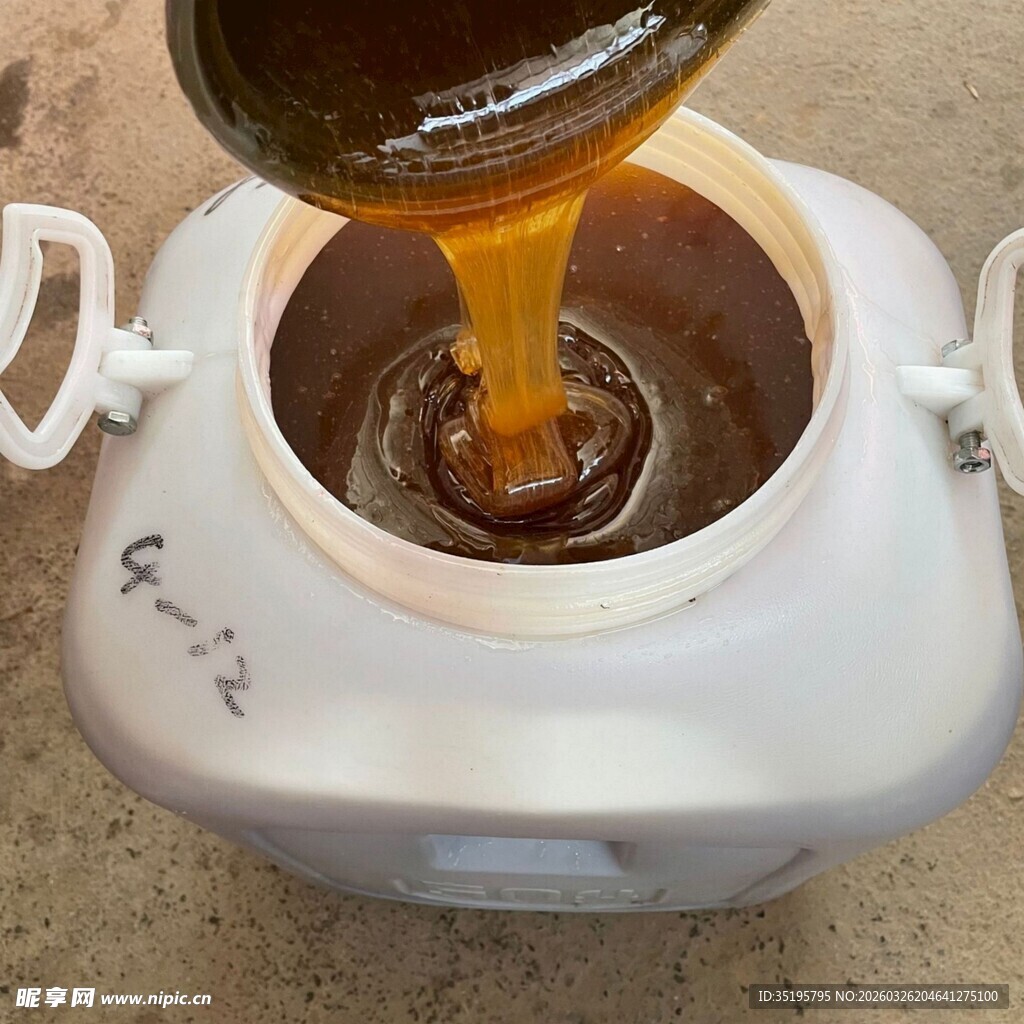 蜂蜜倒入白色容器中