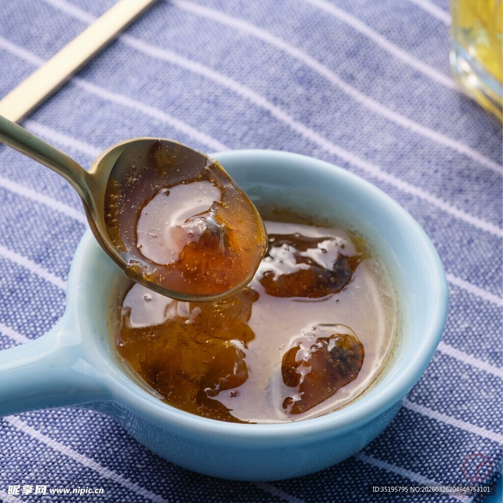 蓝色碗中盛着美味养生汤