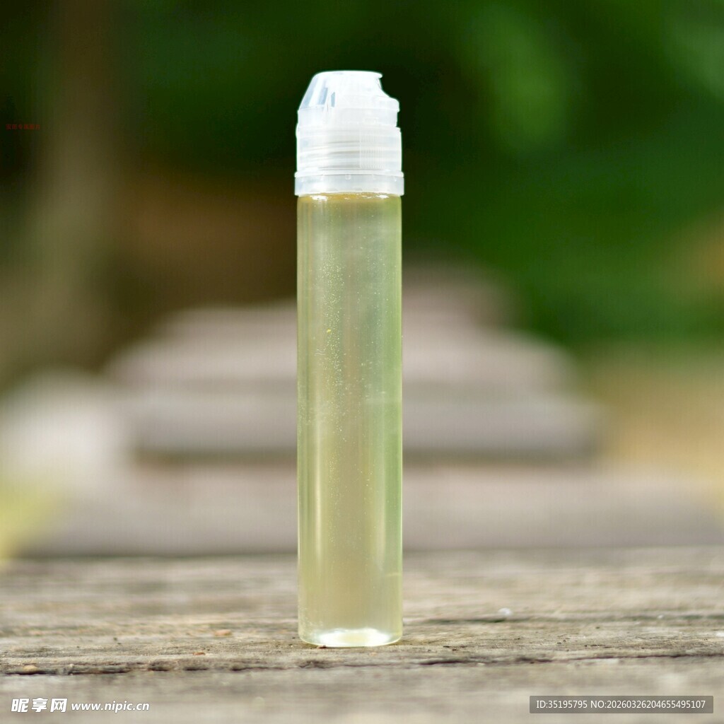 透明小瓶香水置于木面上