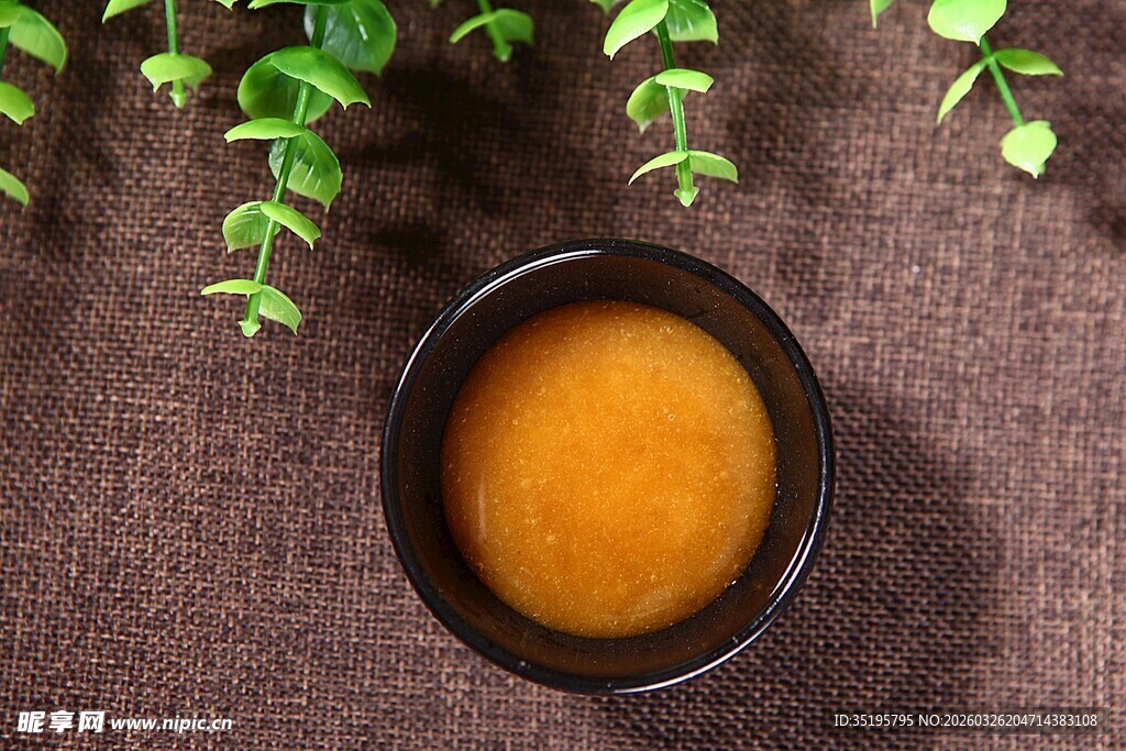 棕色碗中的橙黄色液体