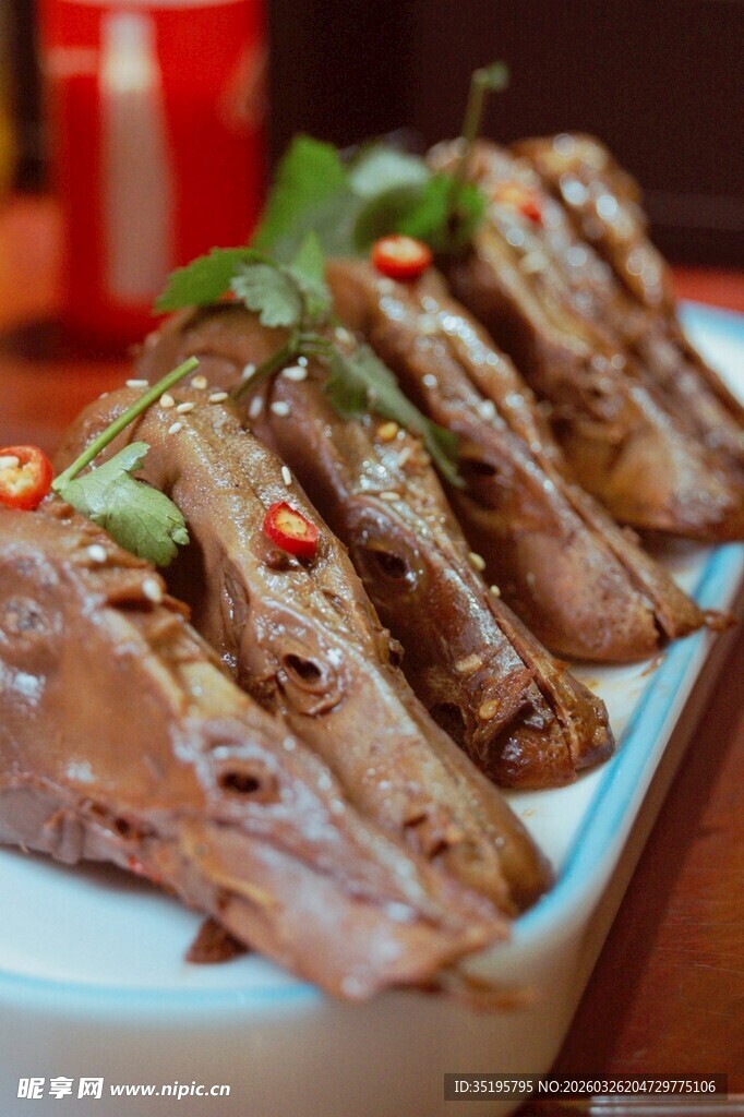 香辣卤味鸭头摆盘中