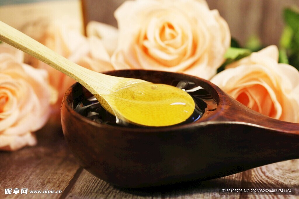 玫瑰旁的蜂蜜与木勺