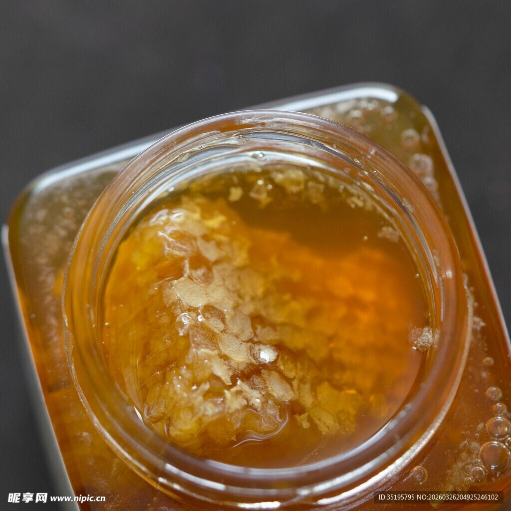 罐装蜂蜜特写