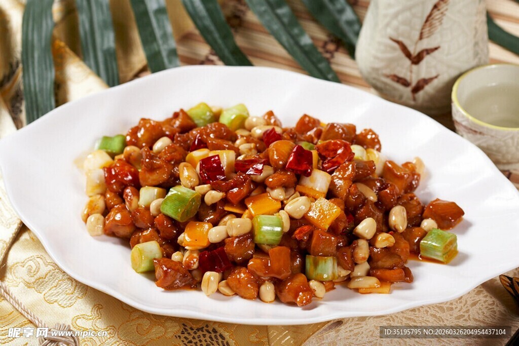 美味宫保鸡丁装盘展示