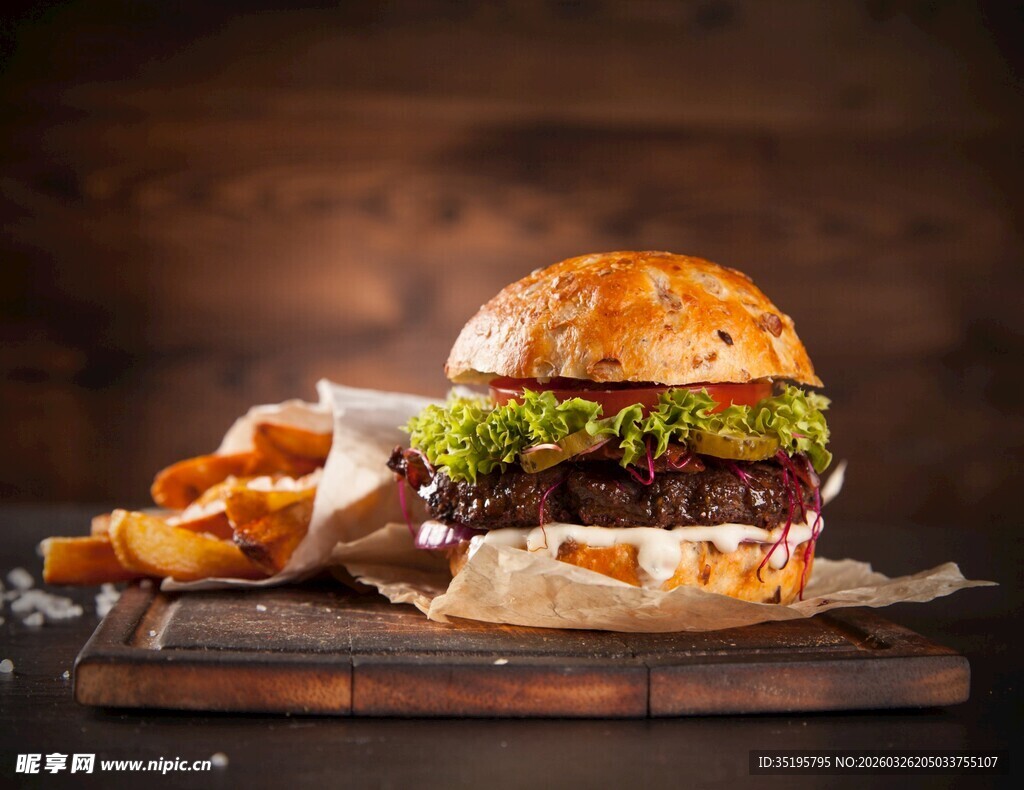 美味汉堡与配菜诱人呈现