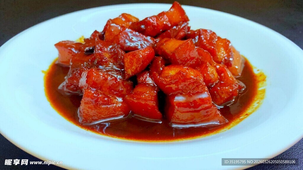 美味红烧肉摆于白盘