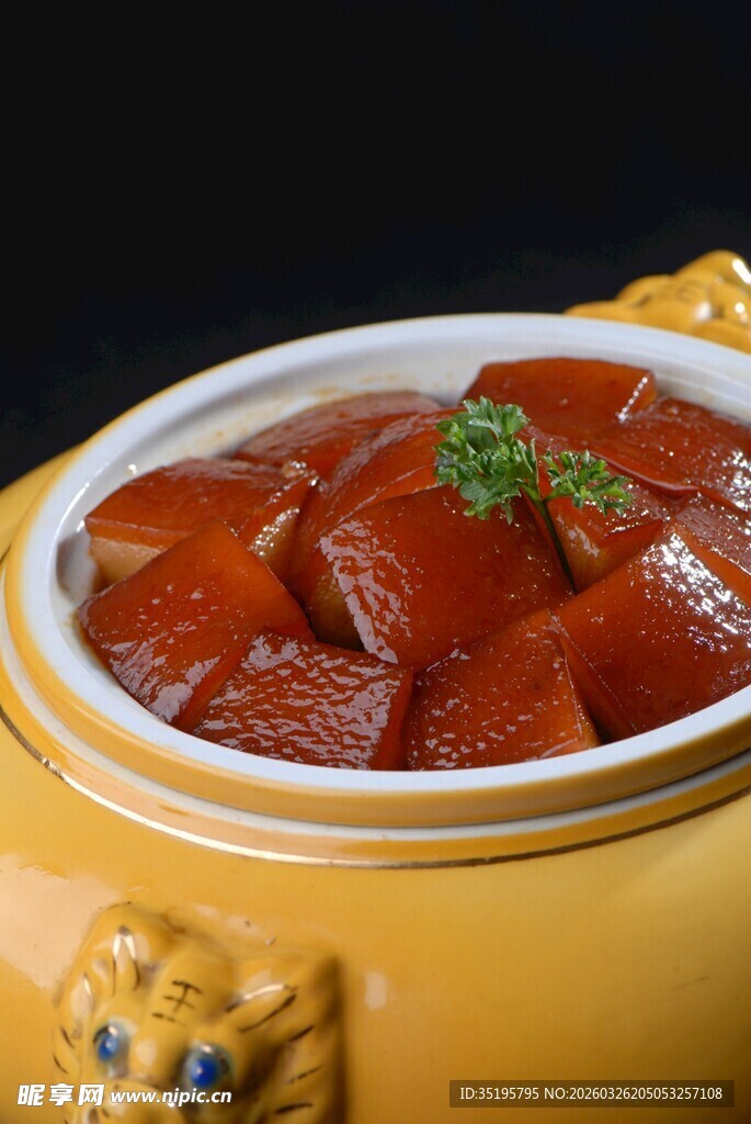 黄碗盛的美味红烧萝卜