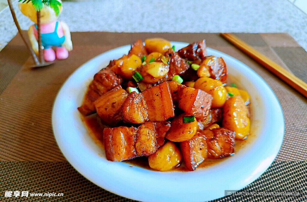 美味红烧肉摆于白盘