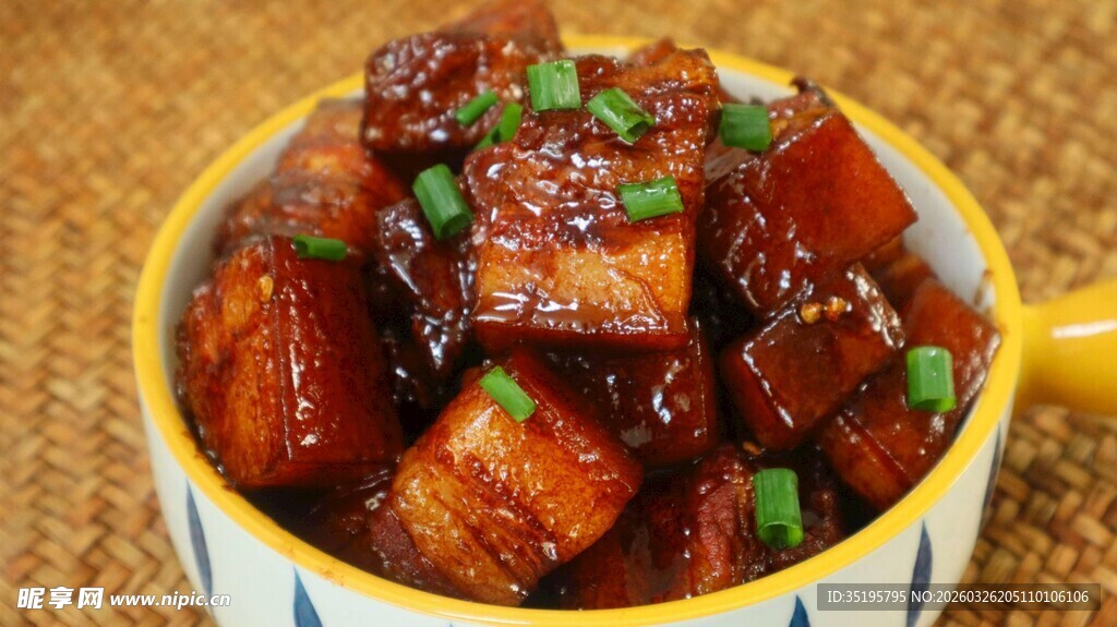 美味红烧肉盛于黄碗中