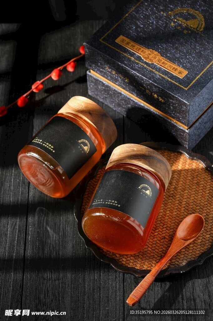 传统蜂蜜罐与木勺展示