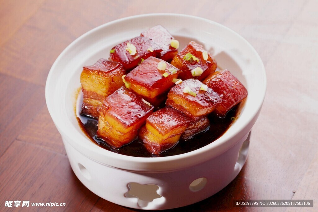 美味红烧肉盛于白瓷碗