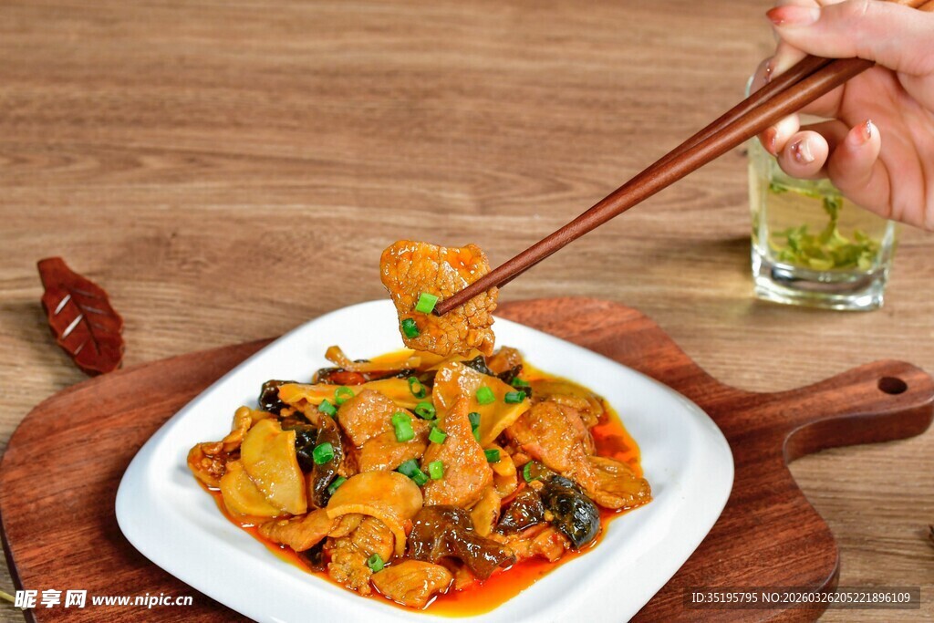 筷子夹起的美味麻辣鸡块