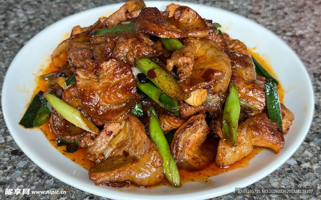 美味炒五花肉配青椒