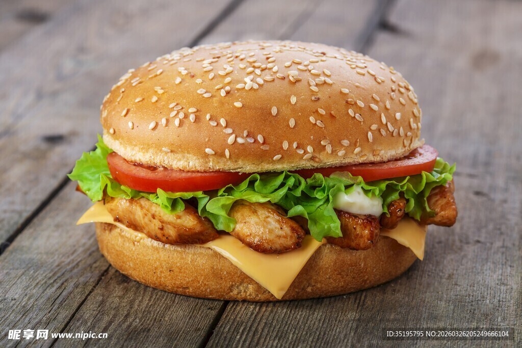 美味鸡肉汉堡置于木桌上