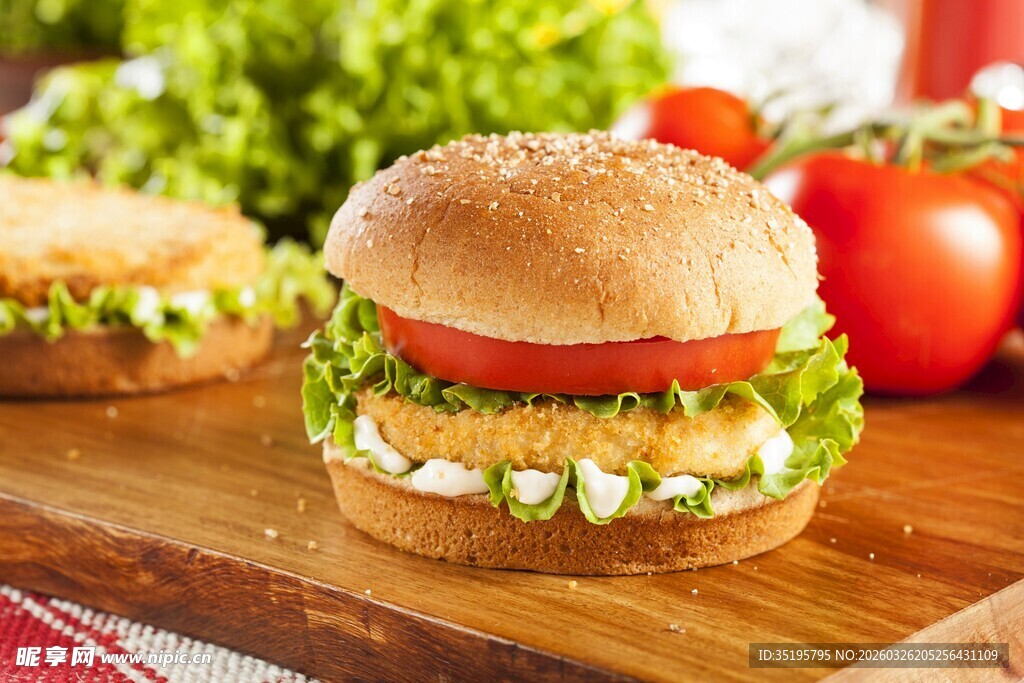 美味汉堡置于木砧板上