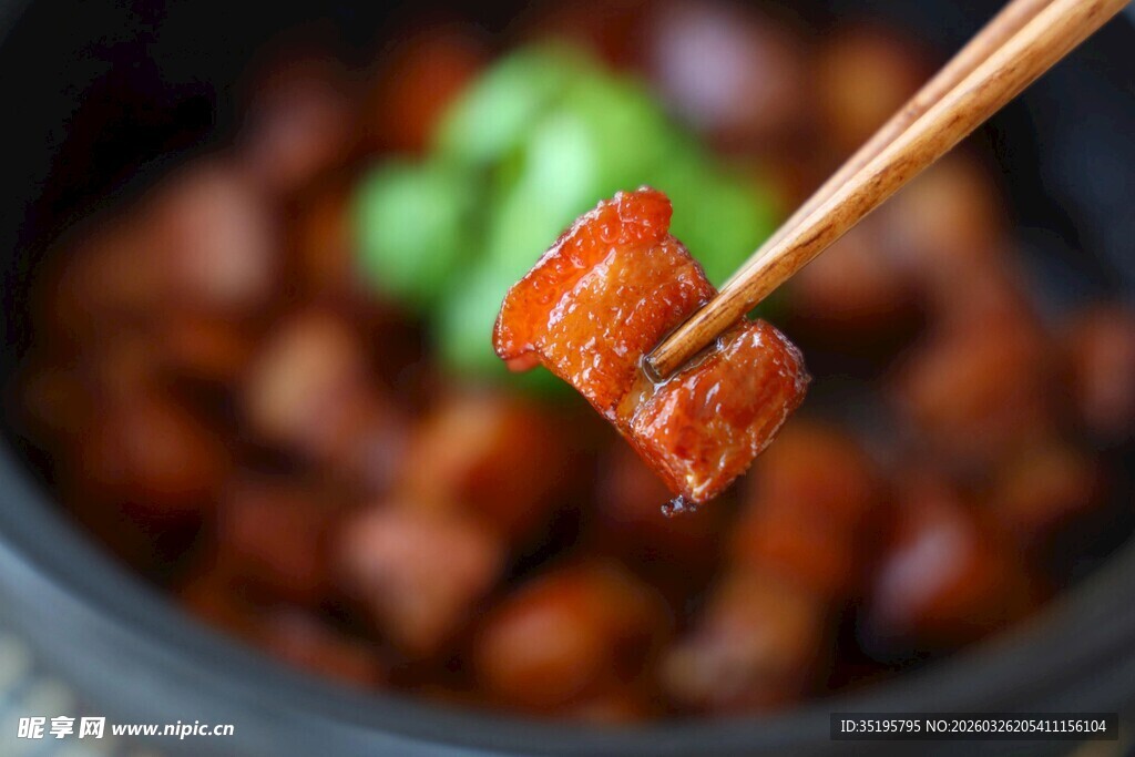 筷子夹起美味红烧肉