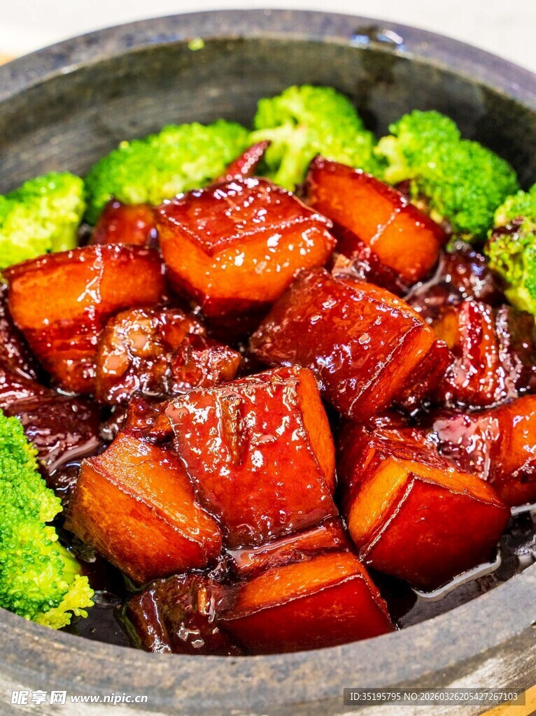 美味红烧肉配翠绿西兰花