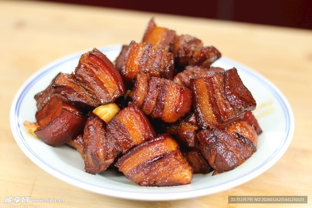 美味红烧肉摆于白盘