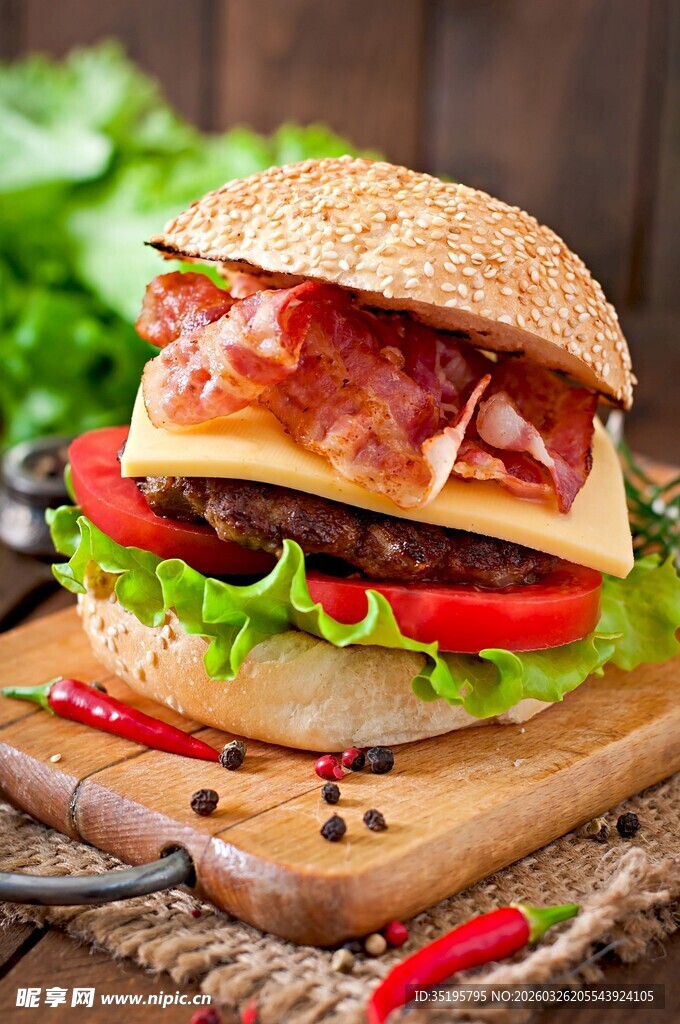 美味多层牛肉汉堡