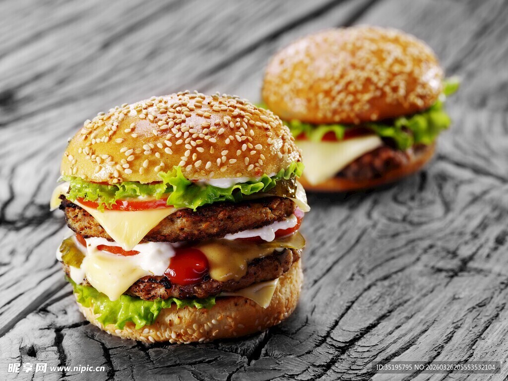 美味双层汉堡置于木桌