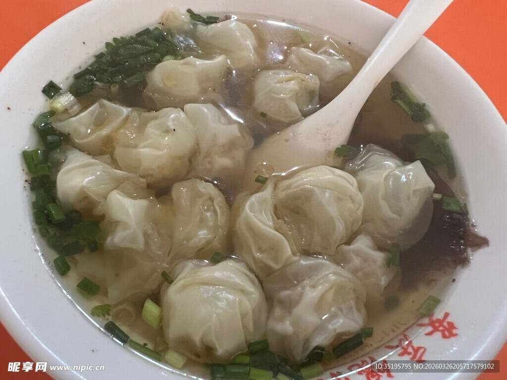 一碗美味馄饨汤